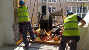 Бригада выполняет заказ по перемещению шлифовального станка