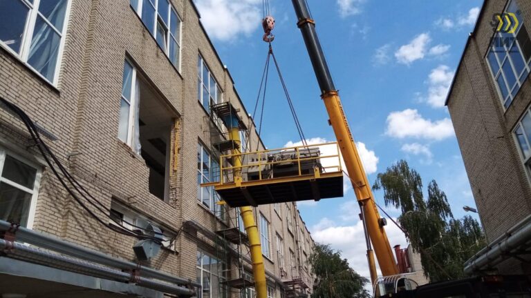 Подъем в здание краном тяжелого станка