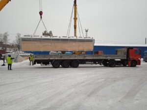 Погрузка оборудования краном на атотранспорт