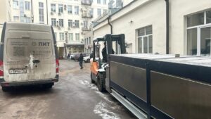Перевозка и подача в оконный проем печи