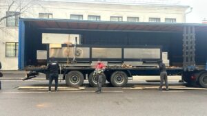 Перевозка и подача в оконный проем печи