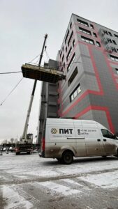 Перевозка и подача в оконный проем печи