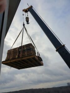 Подъем оборудования на высоту 32 метра в оконный проем