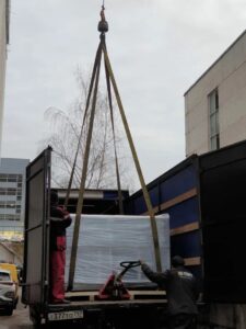 Подъем оборудования на высоту 32 метра в оконный проем