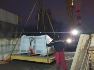 Подъем оборудования на высоту 32 метра в оконный проем