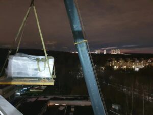 Подъем оборудования на высоту 32 метра в оконный проем
