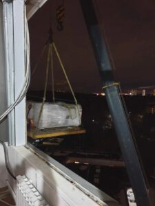 Подъем оборудования на высоту 32 метра в оконный проем