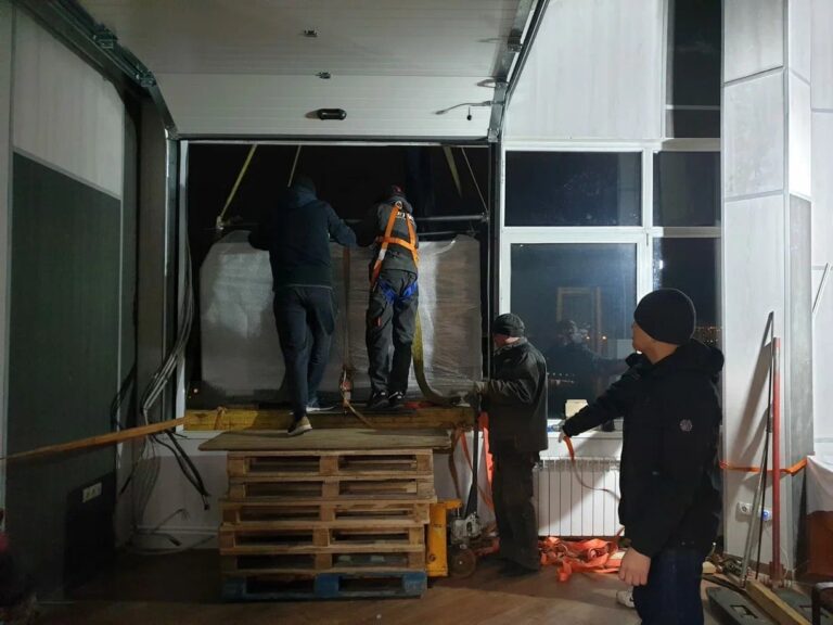 Подъем оборудования на высоту 32 метра в оконный проем