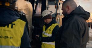 Такелажная бригада на заказе по перемещению груза